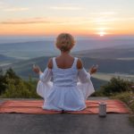 Heures miroir et flamme jumelle : décrypter les synchronicités temporelles sur le parcours des âmes fusionnelles